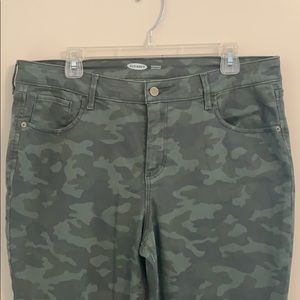 Old Navy Camo raw hem skinny Jeans- LIKE NEW!